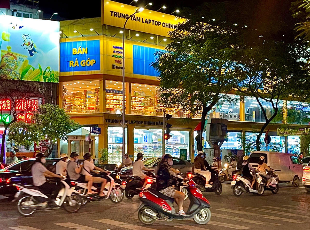 Ngay sau khi nhiều quận huyện tại Hà Nội được nới lỏng giãn cách xã hội, rất đông người dân đã đổ về khu vực quanh Hồ Gươm và phố cổ để vui chơi.