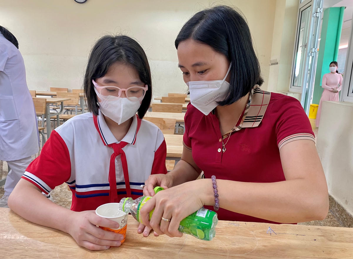 Chị Nguyễn Thúy Nga (phường Hồng Hà, TP Hạ Long), phụ huynh trường THCS Trần Quốc Toản cho biết: Trước khi các con tiêm thì gia đình và nhà trường đã có sự chuẩn bị kỹ lưỡng về mặt tinh thần, sức khỏe cũng như kiến thức về vaccine phòng Covid-19 cho các con để giúp các con bình tĩnh và tự tin. Tôi cảm thấy rất an tâm khi thấy con đã được tiêm vaccine phòng Covid-19.