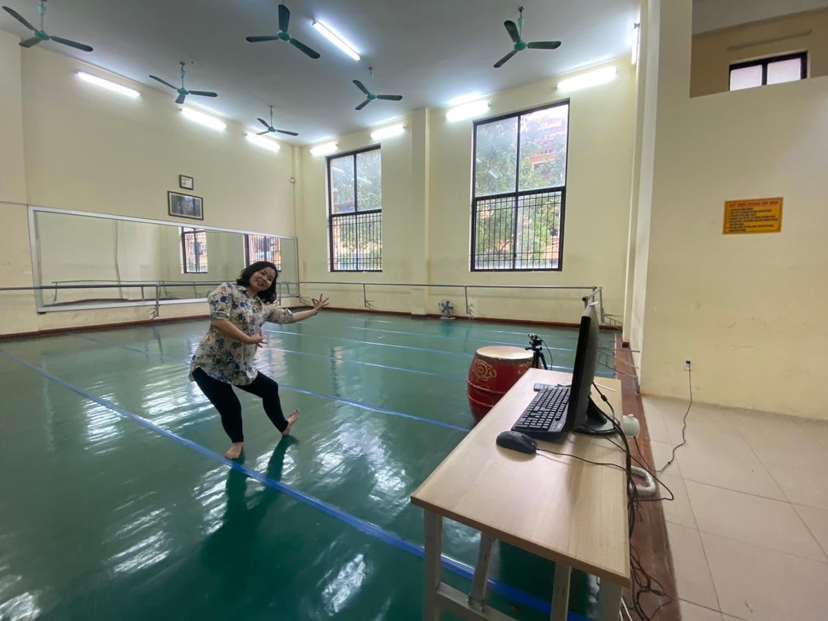 Theo cô Trương Thị Ngọc Bích, dạy và học online với lĩnh vực nghệ thuật  khó khăn nhiều hơn thuận lợi nhưng cô và trò đều phải khắc phục và thích nghi trong bối cảnh dịch bệnh.