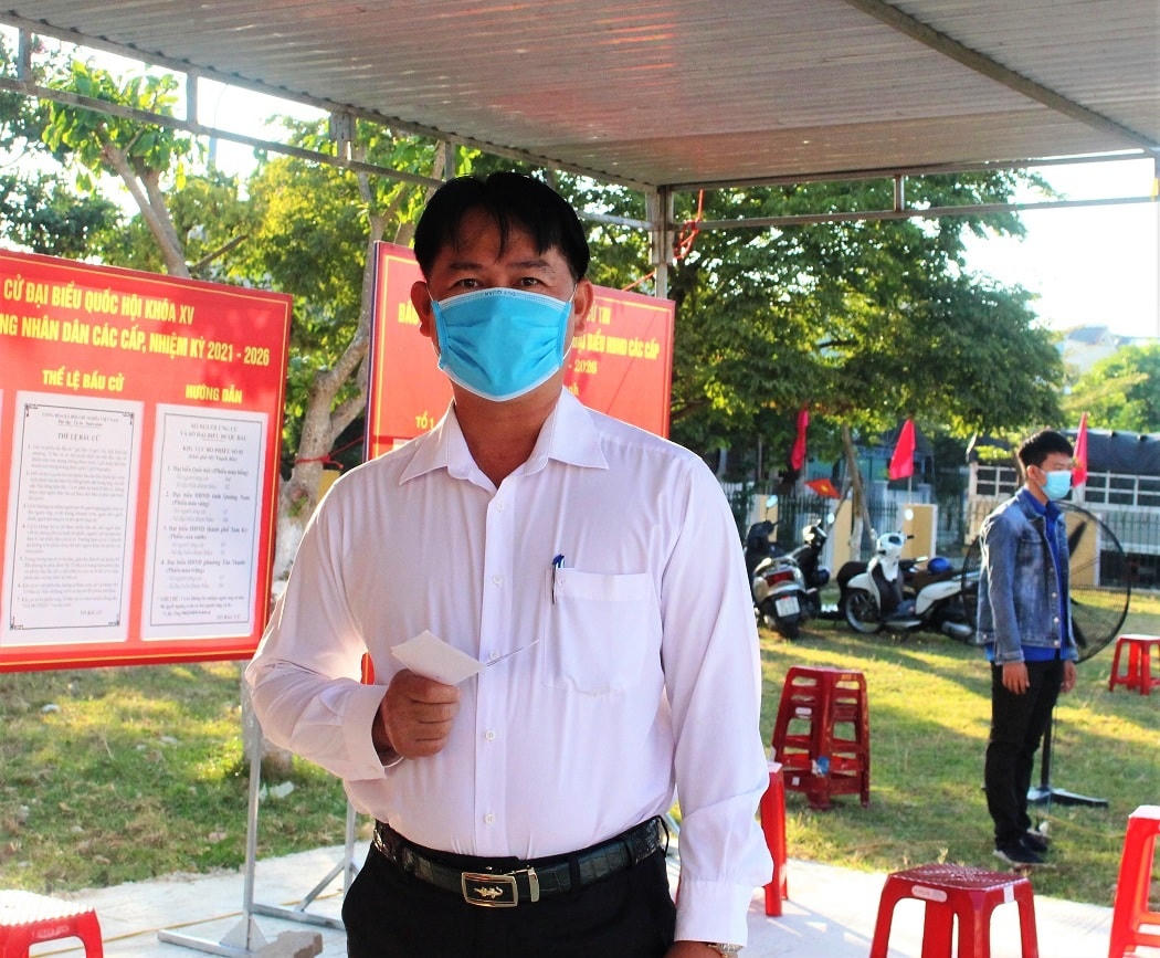 Cử tri Huỳnh Tấn Mười phấn khởi đi bầu cử.