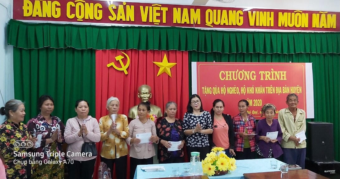 Chủ tịch Mặt trận tỉnh Bình Thuận thăm và tặng quà cho các hộ nghèo.