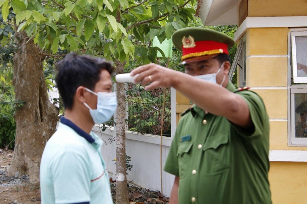 Cử tri thực hiện quyền bầu cử trên cụm đảo Hòn Khoai, Cà Mau. (Ảnh: Kim Há/TTXVN).