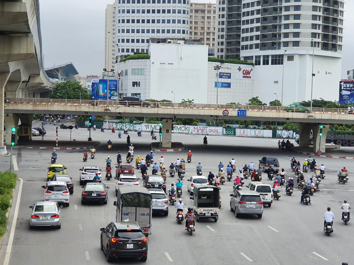 Theo đó, từ chiều 16/9, 39 chốt kiểm soát phòng chống Covid-19 trong "vùng xanh" của Công an TP Hà Nội đã đồng loạt được tháo dỡ, đồng thời bỏ kiểm tra giấy đi đường tại "vùng xanh".