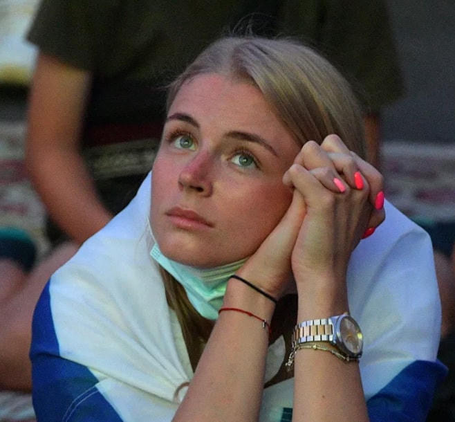 Nữ cổ động viên Nga chăm chú theo dõi trận đấu qua màn hình lớn ở Saint Petersburg, Nga.