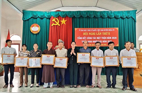 Tặng Bằng khen cho tập thể và cá nhân có thành tích xuất sắc trong công tác Mặt trận năm 2020.