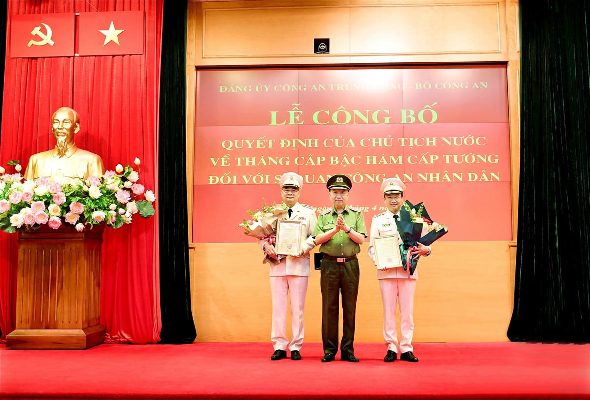 Bộ trưởng Tô Lâm tặng hoa chúc mừng Trung tướng Tô Ân Xô và Trung tướng Nguyễn Ngọc Toàn.