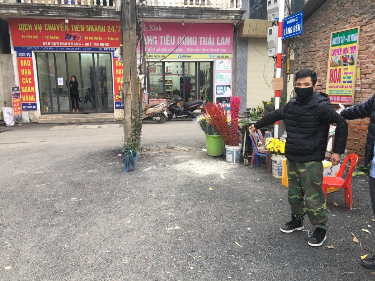 Cơ quan tố tụng dẫn giải Nguyễn Trung Huyên thực nghiệm hiện trường.