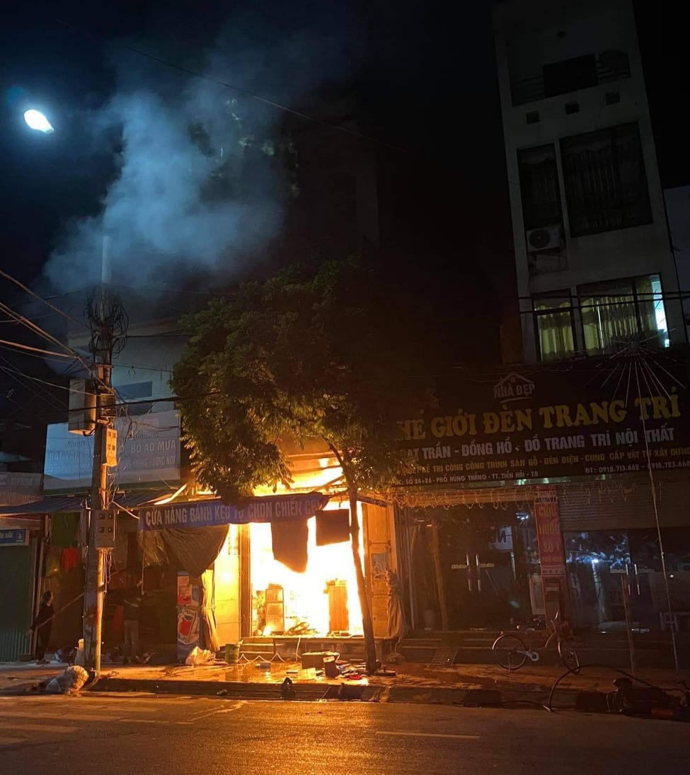 Lửa đỏ rực từ tầng một ngôi nhà.