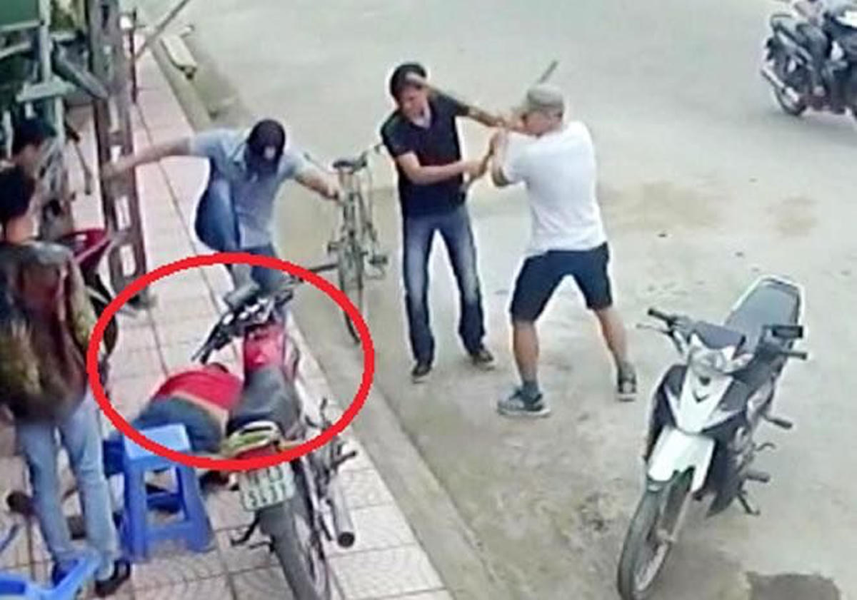Nhóm côn đồ tấn công ông Xuân, ảnh cắt từ Clip.