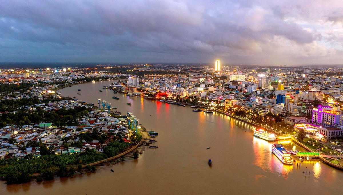 TP Cần Thơ nằm cặp sông Hậu. 