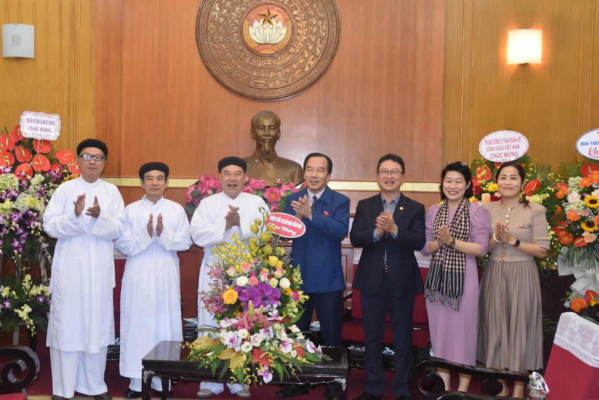 Phó Chủ tịch Ngô Sách Thực đón nhận lẵng hoa chúc mừng từ Thánh thất Cao Đài Ban Chỉnh Đạo.