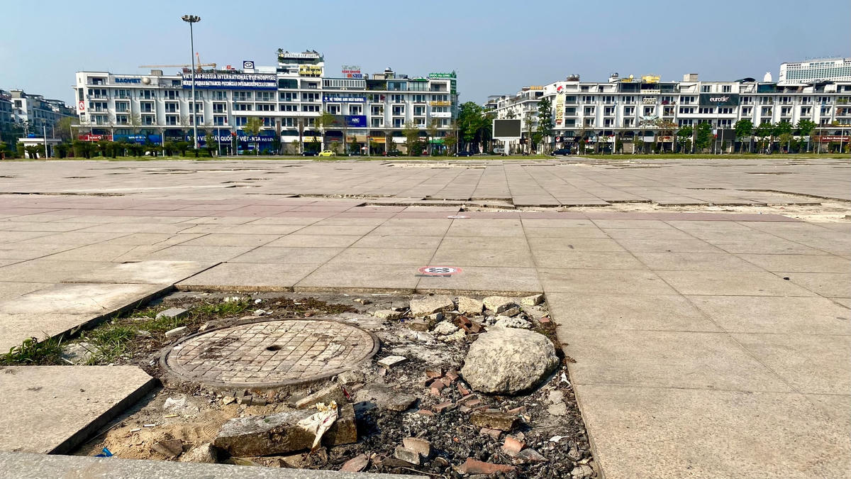 Khu vực hố ga đã bị mất phần gạch ốp bao quanh thay vào đó là tạp nham đá và gạch vụn trông rất mất thẩm mỹ.