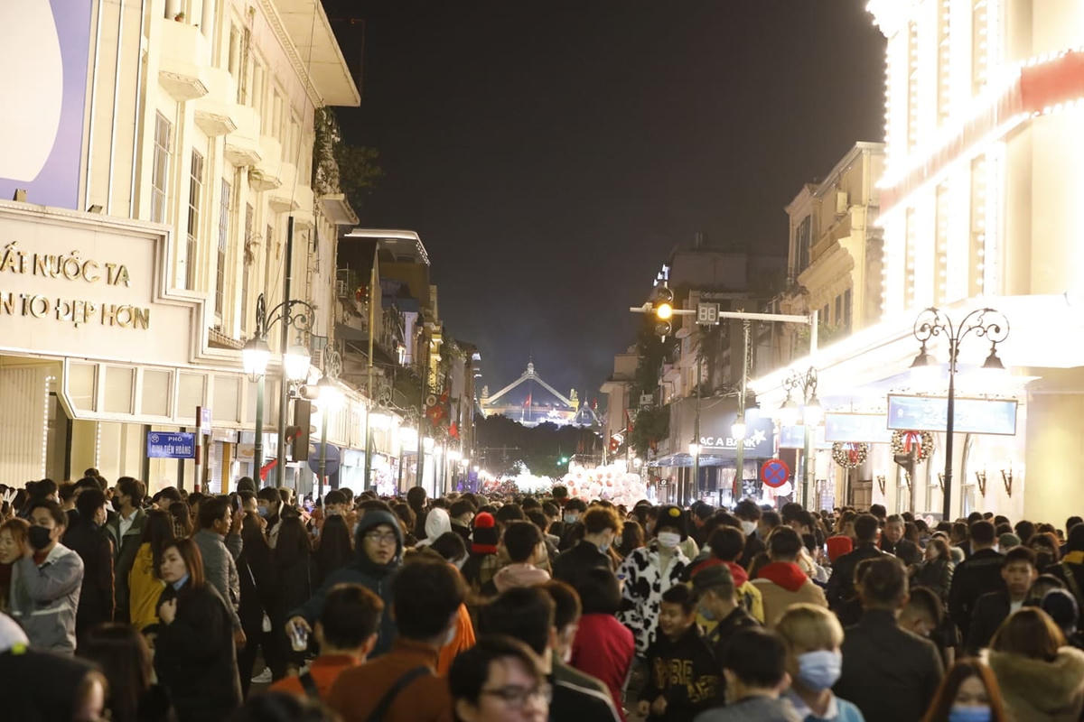 Biển người đổ về khu vực Hồ Gươm để tham dự Chương trình Vũ khúc ánh sáng 2020.  Ảnh: Quang Vinh.