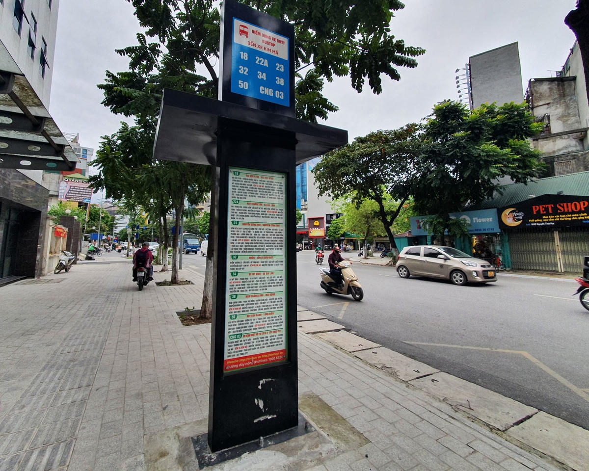 Mẫu biển báo có chiều cao khoảng 3 m, có hệ thống đèn chiếu sáng vào ban đêm chạy bằng năng lượng mặt trời.