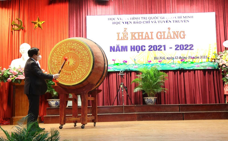 GS.TS Nguyễn Xuân Thắng, Ủy viên Bộ Chính trị, Giám đốc Học viện Chính trị quốc gia Hồ Chí Minh, Chủ tịch Hội đồng Lý luận Trung ương đánh trống Khai giảng năm học mới 2021-2022 của Học viện Báo chí và Tuyên truyền. Ảnh: AJC.