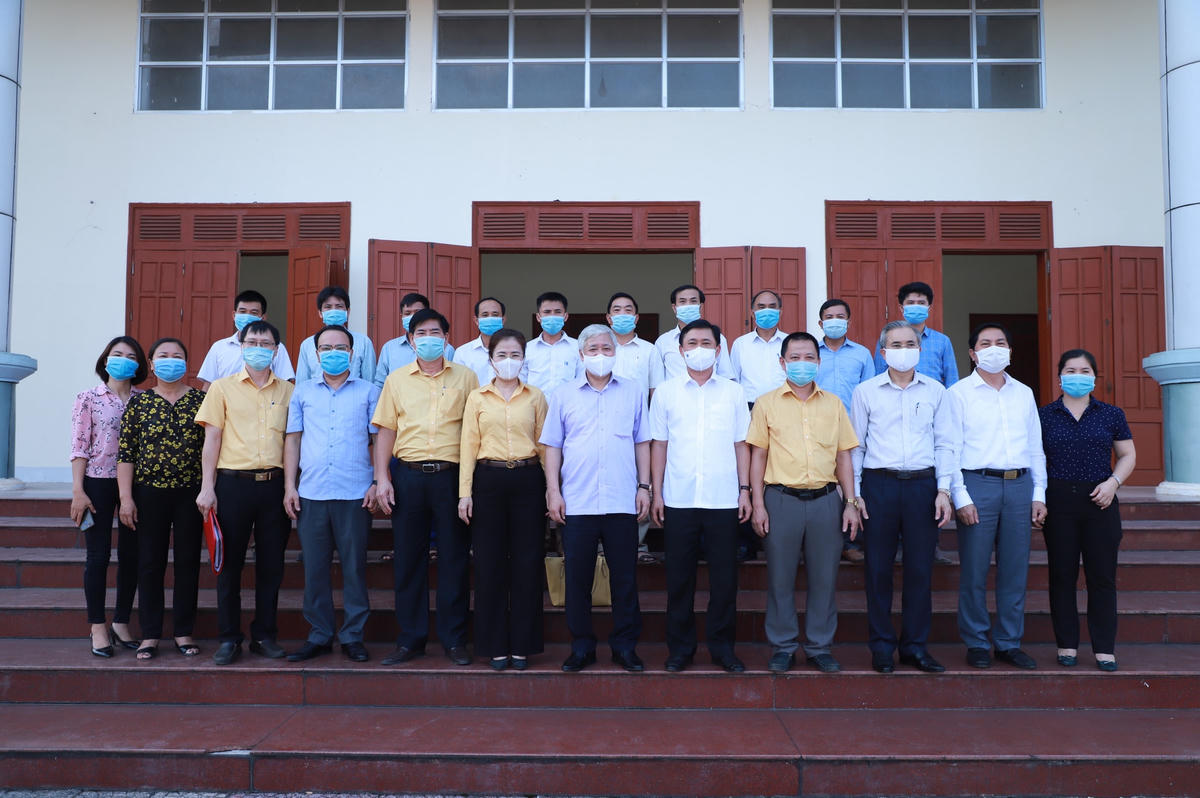 Chủ tịch Đỗ Văn Chiến cùng các đứng cử viên đại biểu Quốc hội thuộc Đơn vị bầu cử số 4 chụp ảnh lưu niệm cùng lãnh đạo tỉnh Nghệ An, cán bộ lãnh đạo Mặt trận huyện Thanh Chương sau buổi tiếp xúc cử tri.