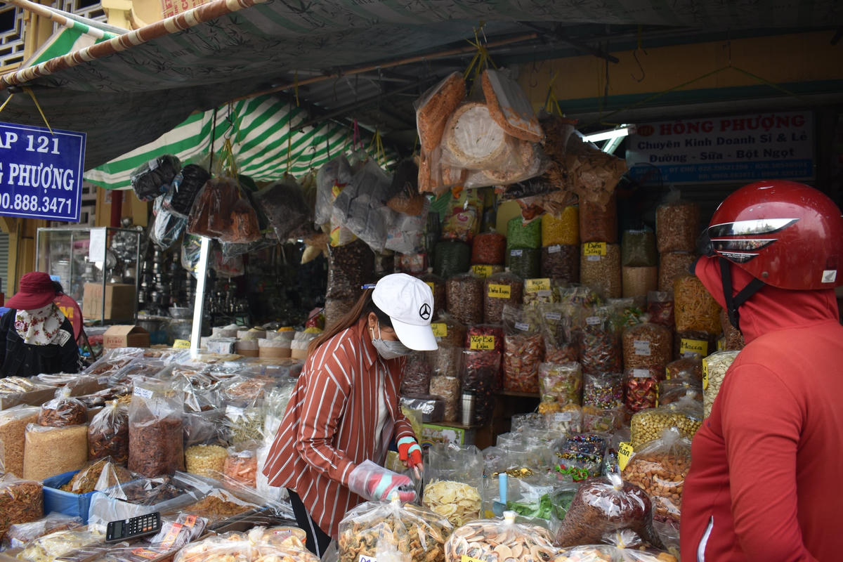 Sức mua thị trường tăng mạnh những ngày cận Tết Nguyên đán 2022.