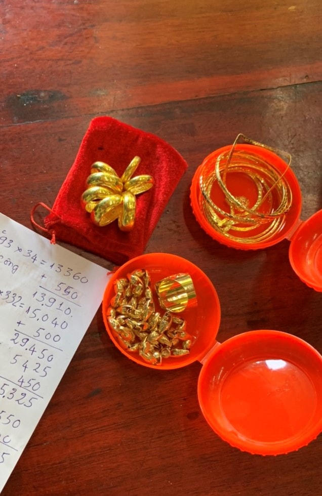 Tang vật của vụ cướp giật vàng. 