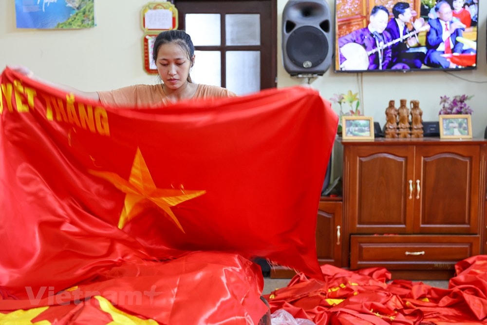 Đây cũng là thế hệ thứ 3 của của gia đình tiếp nối nghề thêu cờ truyền thống. (Ảnh: Minh Sơn/Vietnam+).