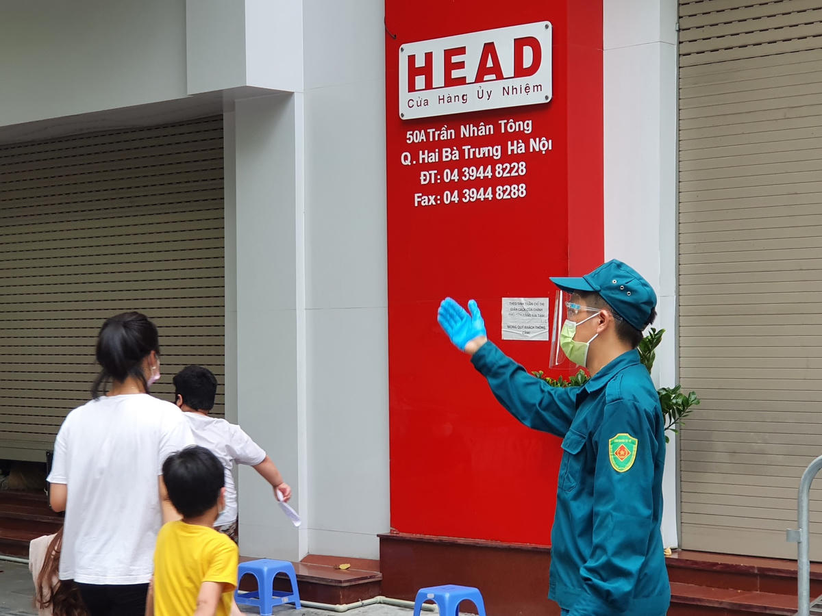Lần lượt 10 người sẽ được tiến hành vào lấy mẫu gộp. Sau khi lấy mẫu xong người dân phải về thẳng nhà, thực hiện nghiêm chỉ thị 17 của Thành phố. 