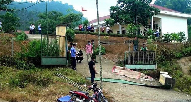 Hiện trường vụ tai nạn sập cổng trường ở Lào Cai khiến 3 học sinh tử vong hôm 7/9/2020.