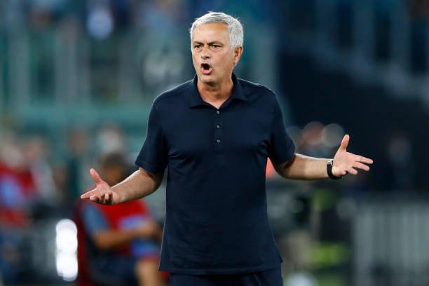 HLV Mourinho nhận thẻ vàng trong ngày đón nhận trận thua thứ 2 liên tiếp.