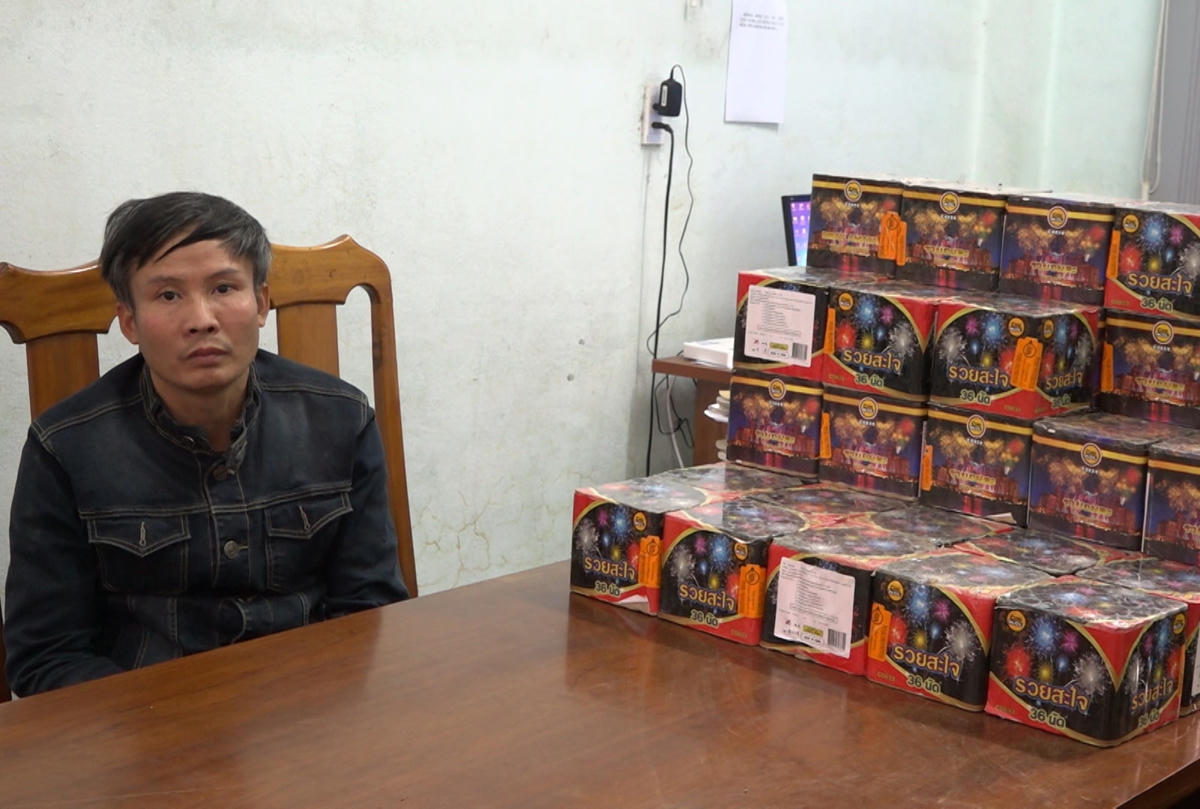 Nguyễn Tiến Trung cùng tang vật gồm hơn 62 kg pháo tại cơ quan Công an.