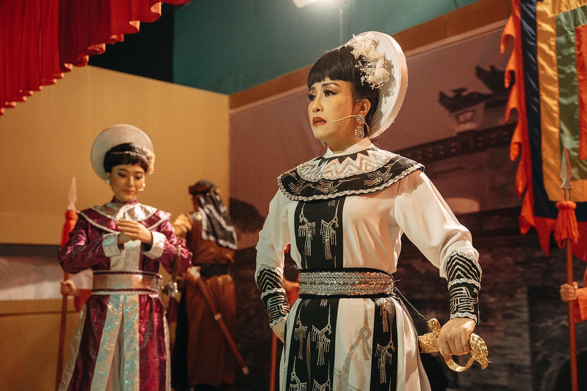 Nghệ sĩ Kiều Oanh thể hiện vai Trưng Trắc trong trích đoạn Tiếng trống mê Linh.