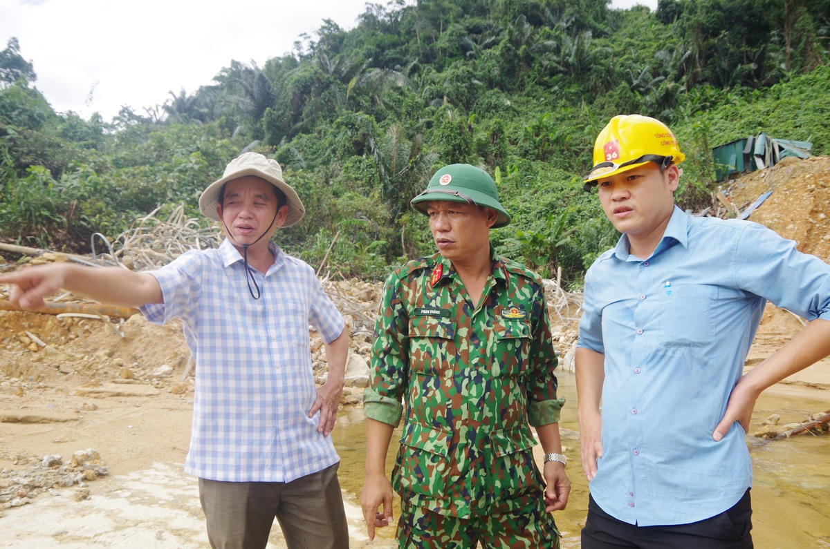 Trung tá Phan Thắng, Phó Chỉ huy trưởng, Tham mưu trưởng Bộ Chỉ huy Quân sự tỉnh Thừa Thiên Huế (đứng giữa) xem xét địa hình địa vật và các phương án tìm kiếm nạn nhân mất tích. Ảnh: Dân trí.