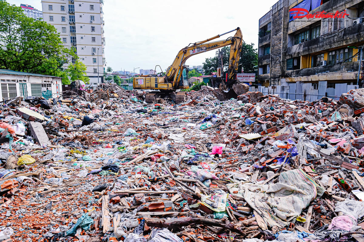 Đại diện Ban QLDA đầu tư xây dựng quận Đống Đa cho biết, đã yêu cầu đơn vị thi công rào chắn công trường, tuy nhiên chưa được thực hiện đầy đủ dẫn đến hiện tượng đổ trộm phế thải trong phạm vi dự án.