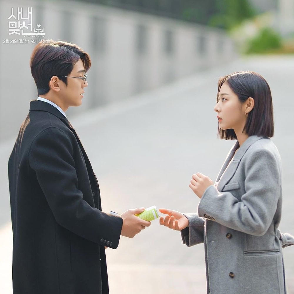 Trong "Hẹn hò chốn công sở", cặp phụ do Kim Min Kyu và Seol In Ah đảm nhận rung động nhau từ lần gặp đầu tiên. 