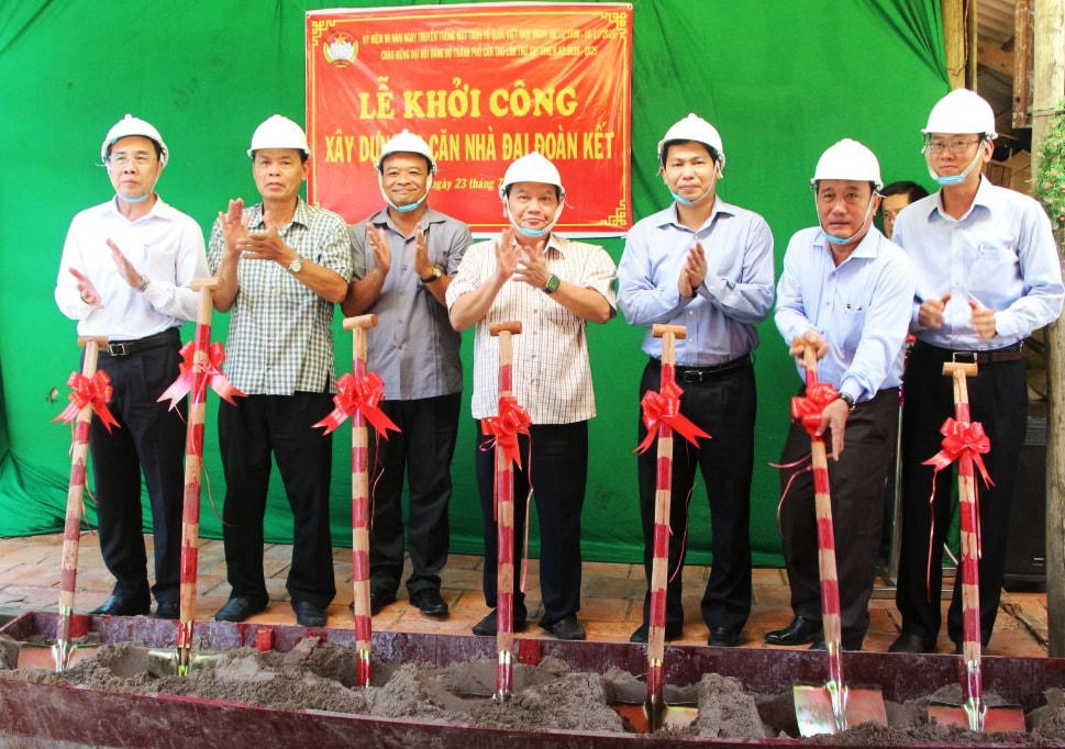 Lãnh đạo TP Cần Thơ khởi công xây dựng nhà Đại đoàn kết.  