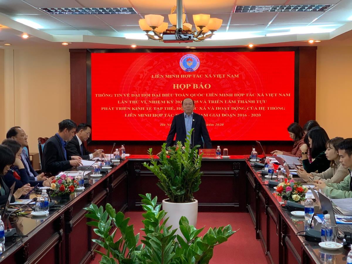 Chủ tịch Liên minh HTX Việt Nam Nguyễn Ngọc Bảo thông tin tại buổi họp báo.