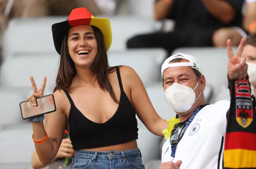 Nữ cổ động viên Đức chụp ảnh trên khán đài sận vận động Allianz Arena ở Munich trước trận đấu Bồ Đào Nha và Đức.