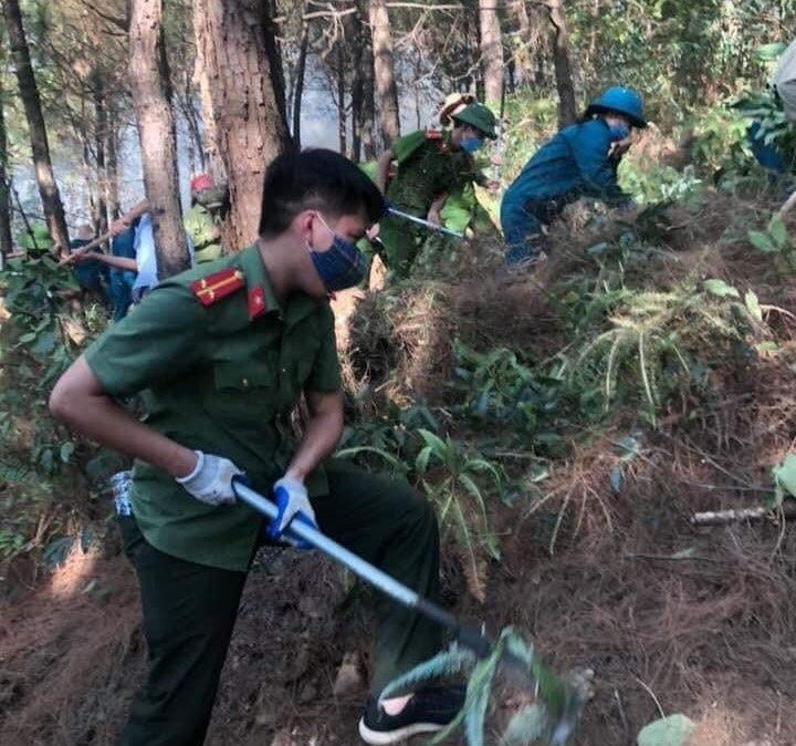 Hàng ngàn người tham gia chữa cháy, cứu rừng.