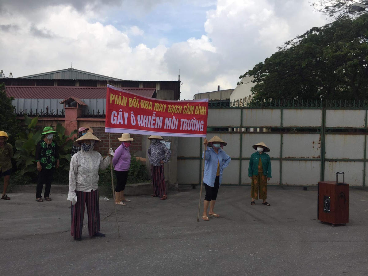 Người dân tập trung tại cổng Công ty CP Giầy Cẩm Bình vào sáng ngày 11/7 để phản đối hoạt động sản xuất gây ô nhiễm môi trường.