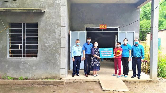 Bàn giao nhà mới cho gia đình chị N.