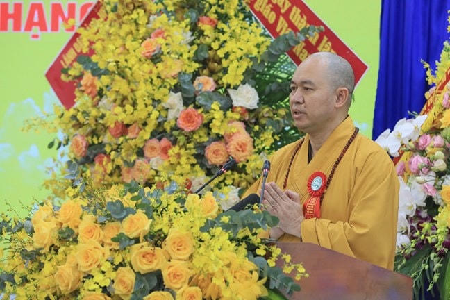 Thượng tọaThích Đức Thiện, Phó Chủ tịch, Tổng Thư ký Hội đồng Trị sự GHPG Việt Nam báo cáo thành tựu Phật sự trong 40 năm hình thành và phát triển.