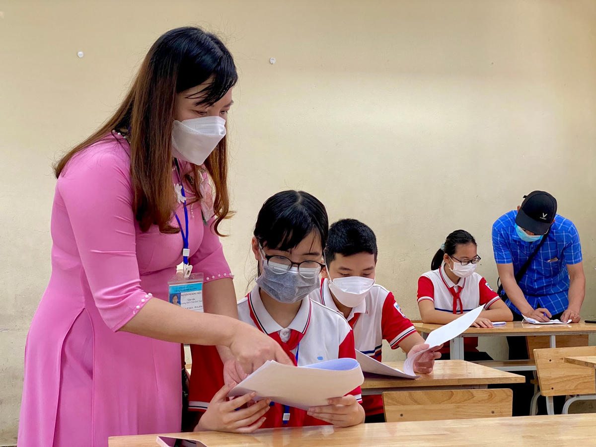Các em học sinh được hướng dẫn cụ thể trước khi tiêm vaccine phòng Covid-19. Quảng Ninh sẽ triển khai tiêm vaccine đối với học sinh lớp 6 trước, sau đó hạ thấp dần độ tuổi theo hình thức cuốn chiếu, từ địa bàn thuận lợi tới khó khăn.Nhân viên y tế tiến hành khám sàng lọc cho các em học sinh trước khi tiêm vaccine.2 loại vaccine phòng Covid-19 được lựa chọn tiêm chủng cho trẻ là vaccine Comirnaty của Pfizer/BioNTech cho trẻ từ 5 đến dưới 12 tuổi và vaccine Spikevax của Moderna cho trẻ từ 6 đến dưới 12 tuổi.Thứ trưởng Bộ Y tế Nguyễn Trường Sơn động viên các em học sinh được tiêm vaccine phòng Covid-19.Một số em học sinh còn có tâm lý e dè do sợ tiêm nhưng đã nhanh chóng vượt qua nỗi sợ và hoàn thành mũi tiêm vaccine phòng Covid-19 đầu tiên.Sau khi tiêm, các em học sinh được theo dõi sức khỏe. Em Hoàng Bảo Hà, học sinh lớp 6A2, trường THCS Trần Quốc Toản phấn khởi cho biết: Em cảm thấy tiêm vaccine phòng Covid-19 rất nhẹ nhàng, thoải mái, không đau chút nào và sức khỏe của em rất tốt.Các cô giáo ân cần hỏi thăm và chăm sóc sức khỏe học sinh sau tiêm.Chị Nguyễn Thúy Nga (phường Hồng Hà, TP Hạ Long), phụ huynh trường THCS Trần Quốc Toản cho biết: Trước khi các con tiêm thì gia đình và nhà trường đã có sự chuẩn bị kỹ lưỡng về mặt tinh thần, sức khỏe cũng như kiến thức về vaccine phòng Covid-19 cho các con để giúp các con bình tĩnh và tự tin. Tôi cảm thấy rất an tâm khi thấy con đã được tiêm vaccine phòng Covid-19.Các cô giáo cùng nhân viên y tế ghi phiếu tiêm cho các em học sinh đã hoàn thành tiêm vaccine phòng Covid-19 mũi 1.Em Bùi Tiến Minh, học sinh lớp 6A2, trường THCS Trần Quốc Toản bày tỏ sự phấn khởi sau khi nhận được Giấy chứng nhận đã tiêm vaccine phòng Covid-19.Em và các bạn đều rất vui sướng khi trở thành những học sinh lớp 6 đầu tiên trên cả nước được tiêm vaccine phòng Covid-19, em Minh hồ hởi nói.