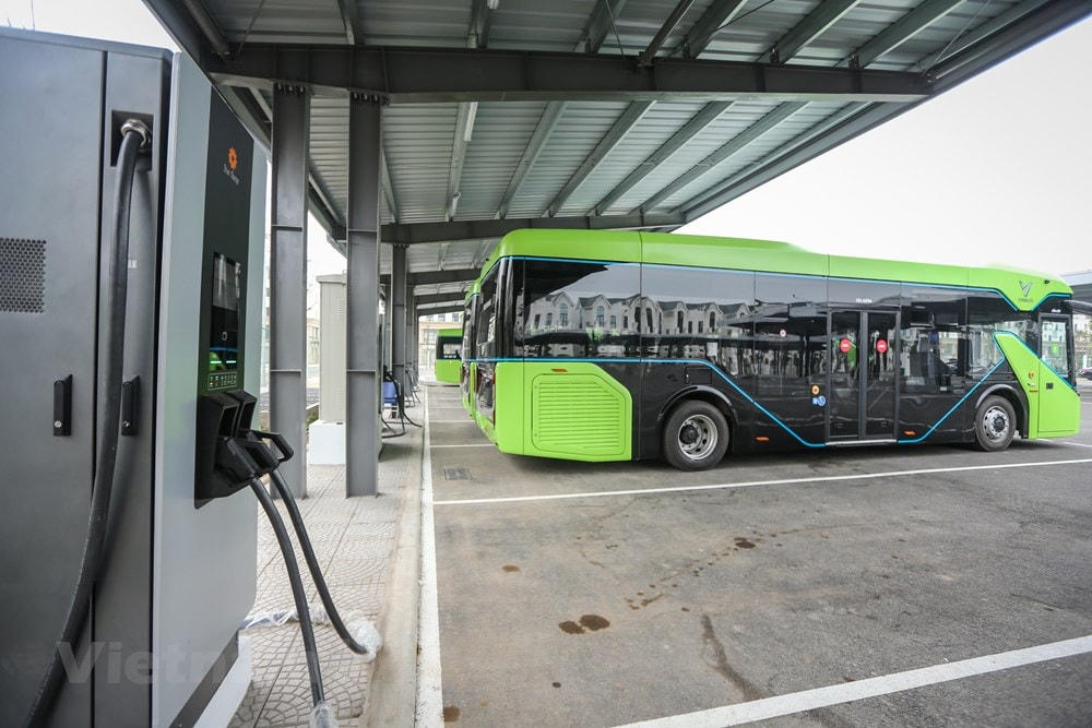 Ở khu vực tập trung VinBus có trạm sạc nhằm phục vụ cung cấp năng lượng cho quá trình vận hành của xe. Đáng chú ý, nguồn điện cung cấp cho VinBus sẽ thông qua hệ thống năng lượng mặt trời được lắp đặt trên mái che của bãi đỗ xe. (Ảnh: Minh Sơn/Vietnam+).