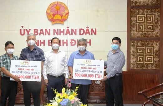 Đại diện FPA Bình Định ủng hộ kinh phí cho tỉnh, thực dhiện công tác phòng, chống dịch Covid-19.