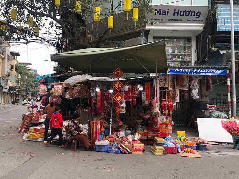 Một cửa hàng trên phố Hàng Mã mở cửa bán đồ phục vụ Tết.