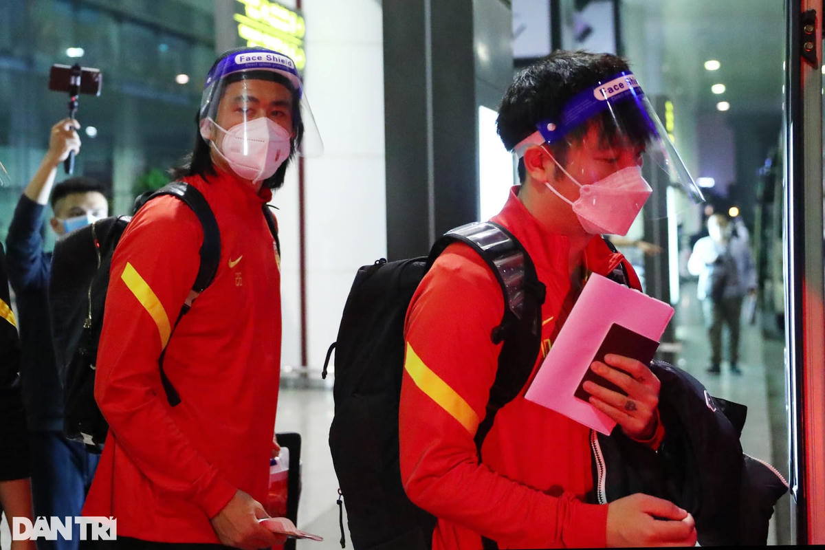 Trước đó, đội tuyển Trung Quốc đã có thất bại với tỉ số 0-2 trước đội tuyển Nhật Bản. Các cầu thủ Trung Quốc sau khi tới Việt Nam sẽ di chuyển về khách sạn nghỉ ngơi và sẽ được bố trí tập luyện làm quen sân trước trận đấu chính thức diễn ra ngày 1/2.