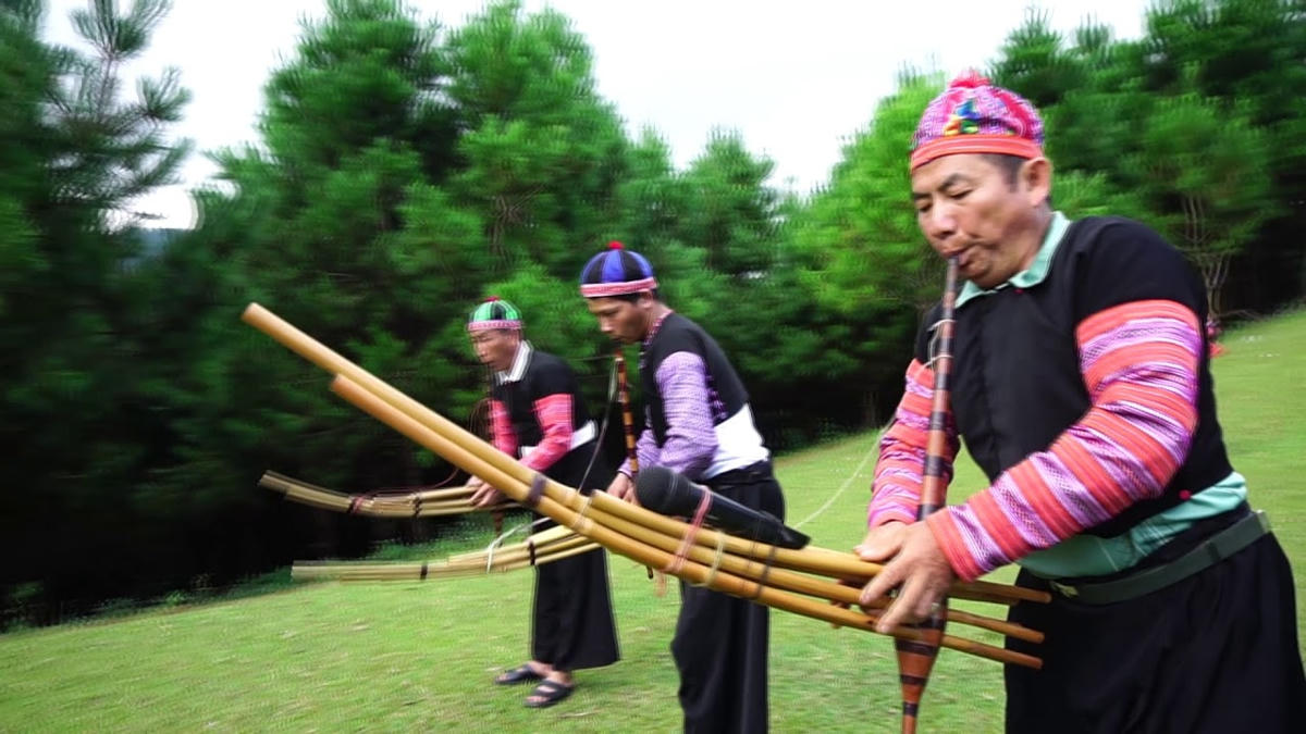 Cây khèn không thể thiếu với người đàn ông Mông.