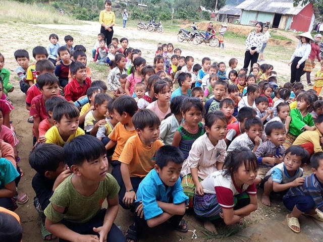 Hơn 150 em nhỏ vui mừng khi có đoàn thiện nguyện tới thăm.  