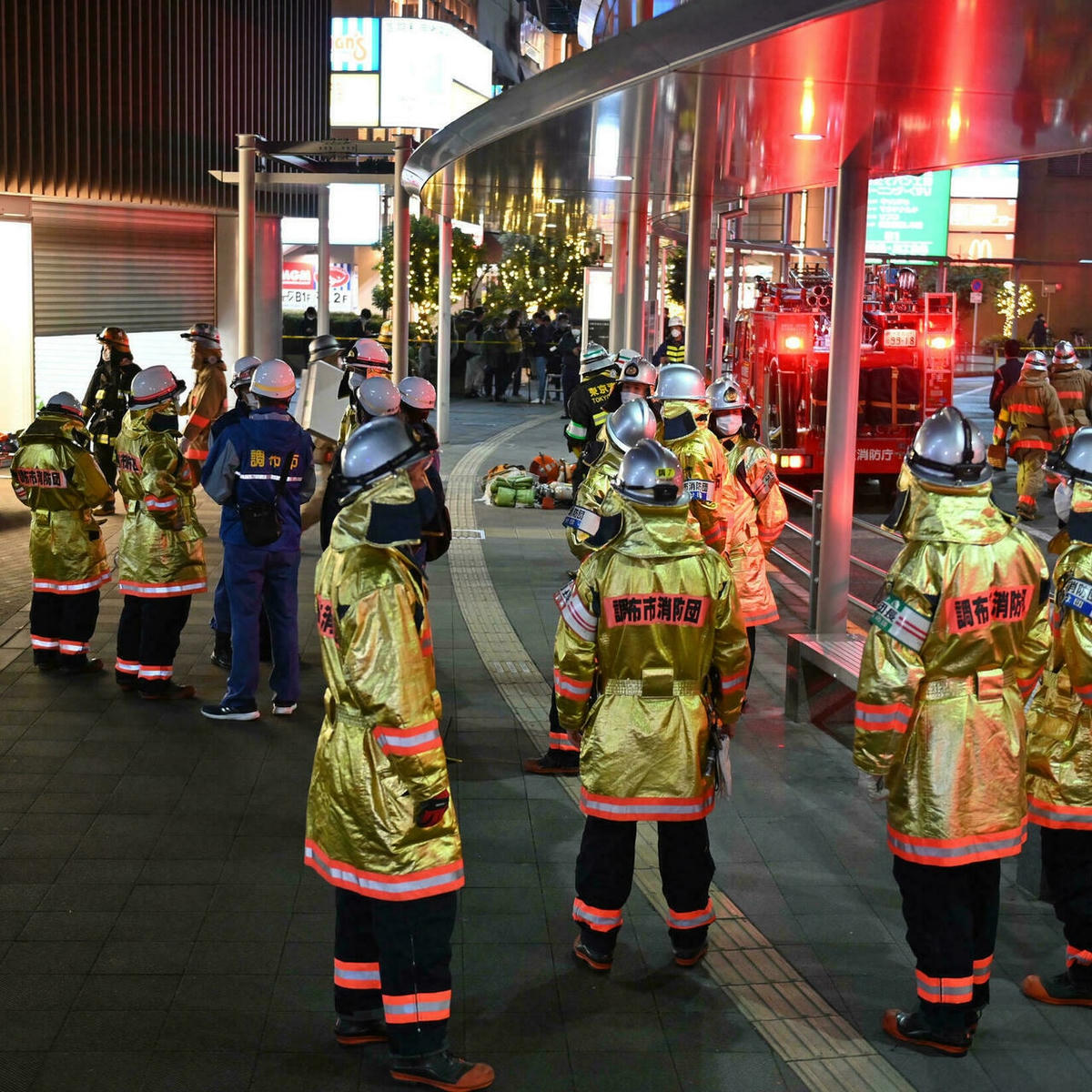 Các nhân viên cứu hỏa tập trung bên ngoài ga Kokuryo trên tuyến Keio ở thành phố Chofu, phía tây Tokyo. Ảnh CNN.