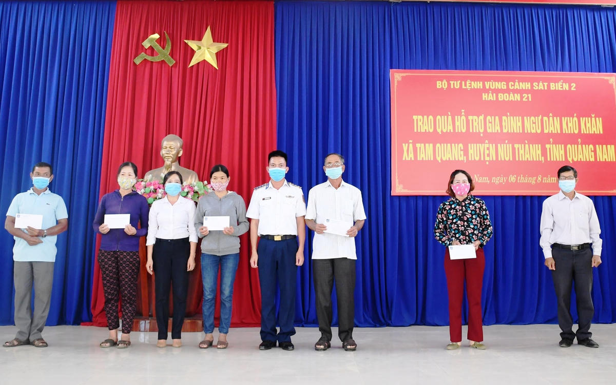 Đại diện Hải đoàn 21 và chính quyền địa phương trao quà cho các ngư dân.