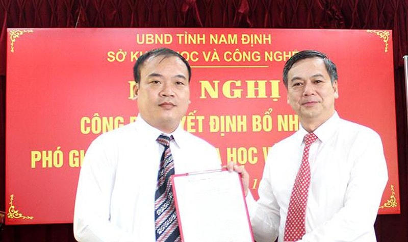 Phó Chủ tịch UBND tỉnh Nam Định Trần Lê Đoài trao quyết định tới ông Vũ Xuân Trung.