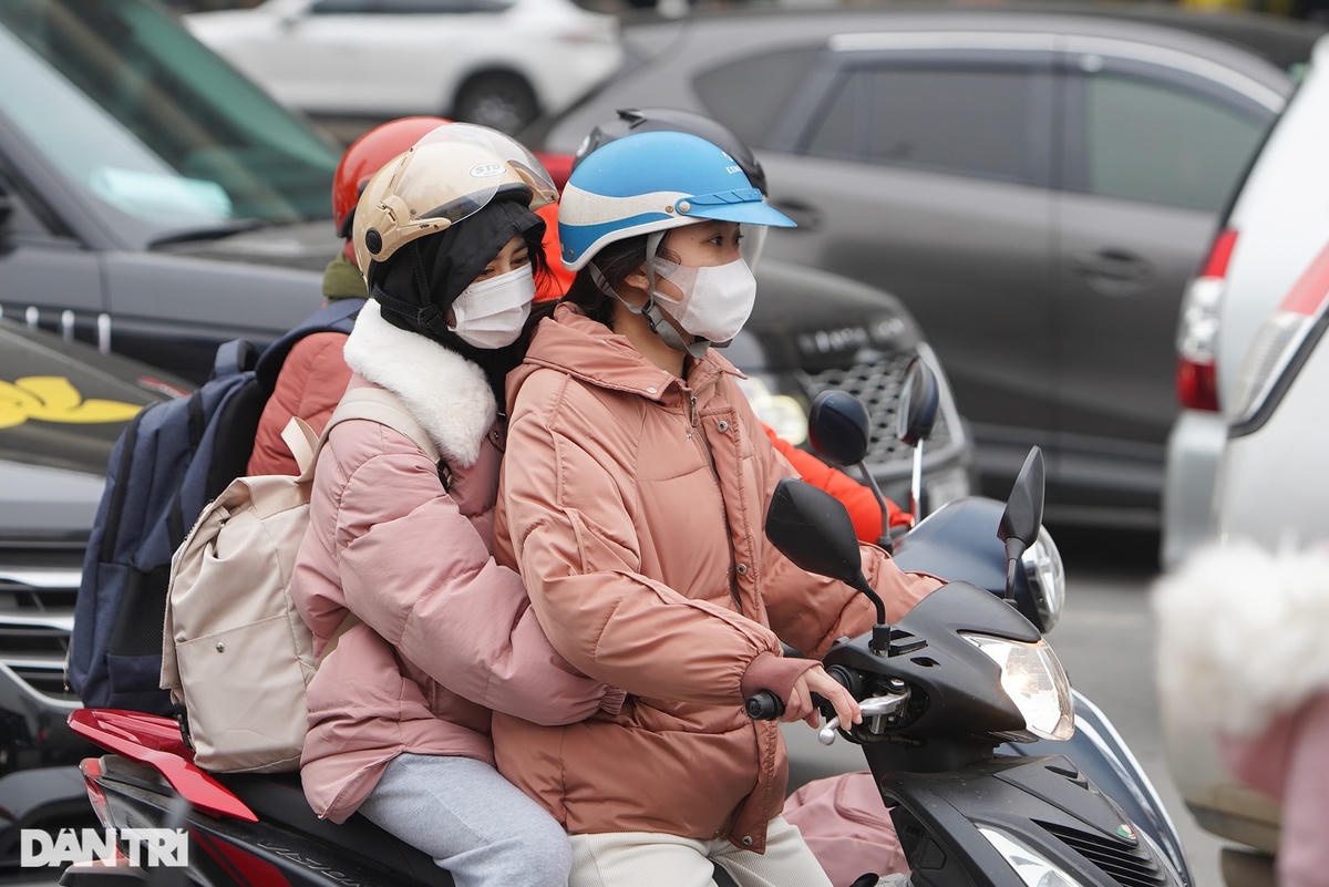Thời tiết tại Hà Nội trong sáng mùng 1 Tết Dương lịch lạnh, vào khoảng 15 độ C, khiến người dân di chuyển khó khăn.