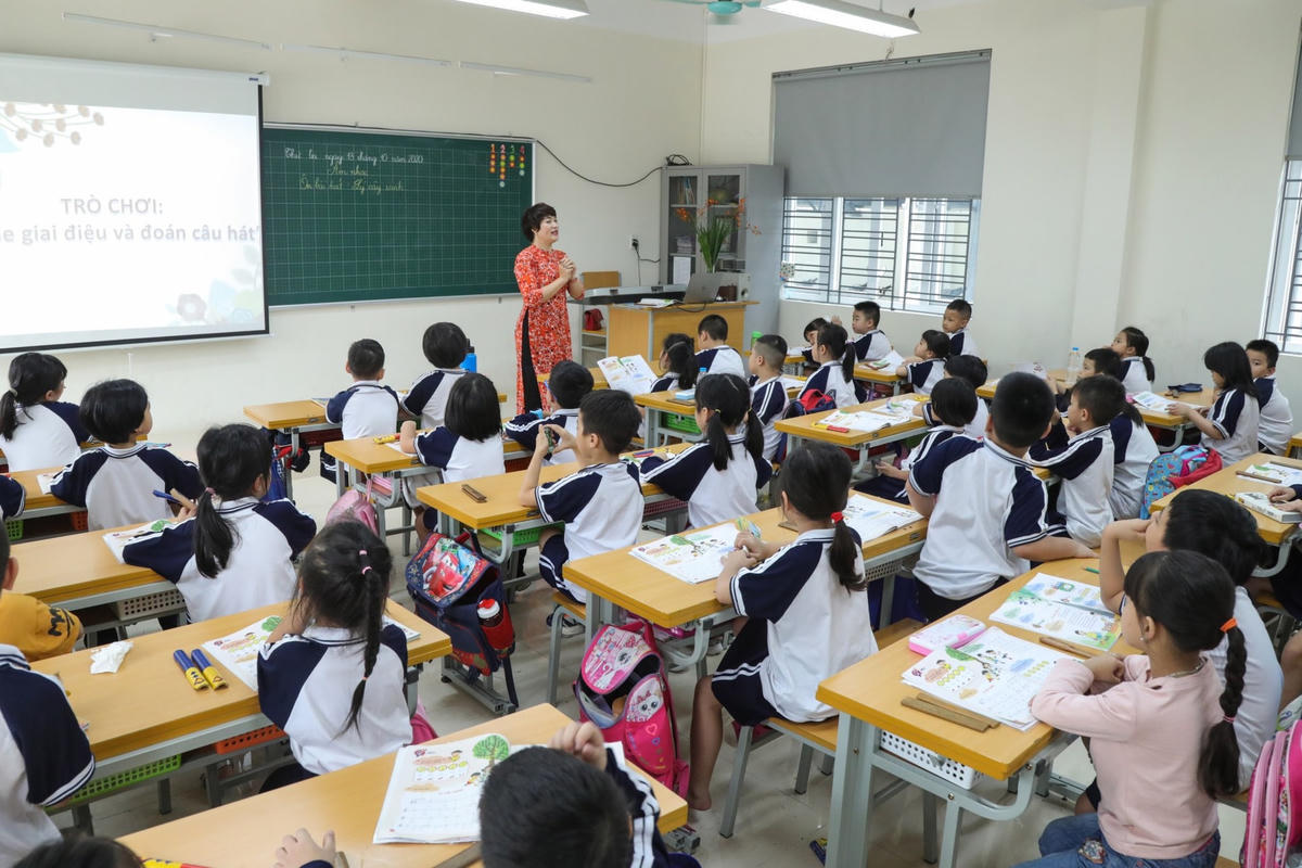 Học sinh tiếp cận SGK lớp 1 ở năm học trước. Ảnh: Phạm Quang Vinh.